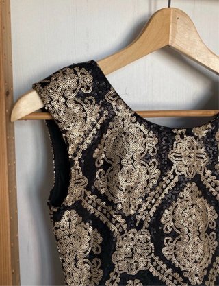 Vestido fiesta negro y dorado con etiqueta