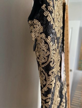 Vestido fiesta negro y dorado con etiqueta