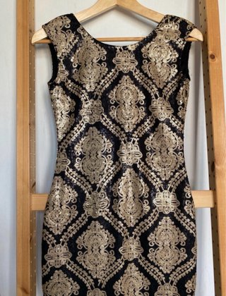 Vestido fiesta negro y dorado con etiqueta