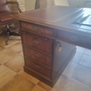 Escritorio inglés y silla de cuero