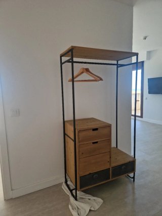 Perchero con cajones de madera y metal