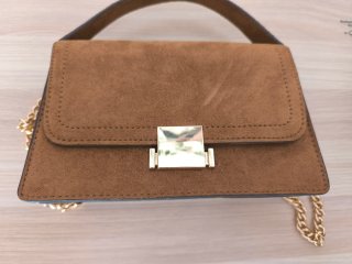 Bolso ante marrón con cadena dorada