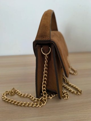 Bolso ante marrón con cadena dorada