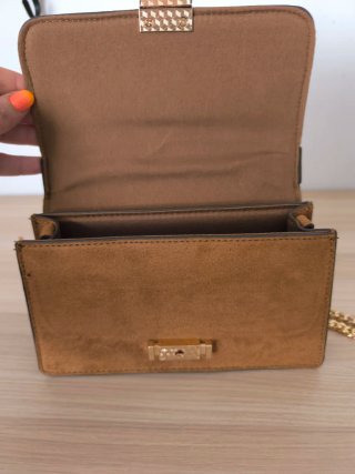 Bolso ante marrón con cadena dorada