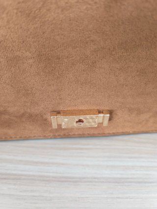 Bolso ante marrón con cadena dorada