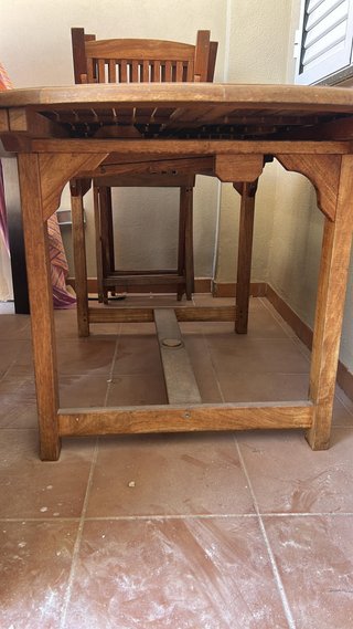 Mesa de madera ovalada para exterior