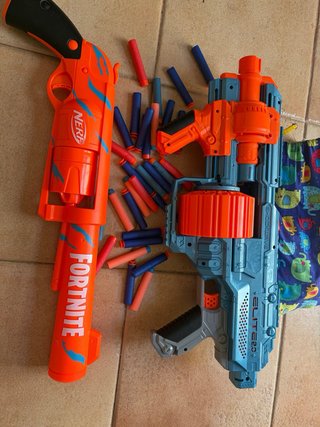 2 Pistolas Nerf + Accesorios