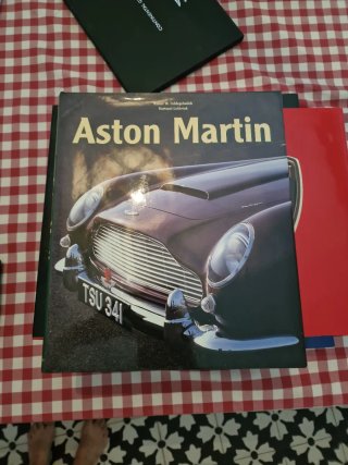 Libros y manuales de coches de lujo