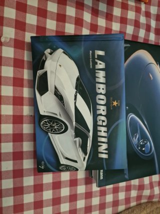 Libros y manuales de coches de lujo