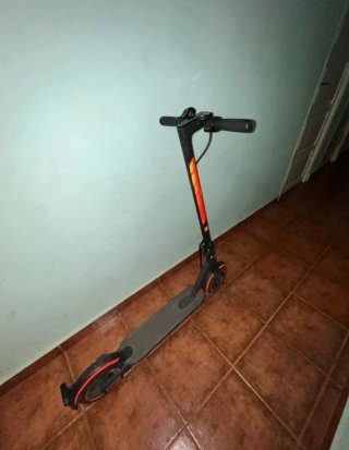 Patinete Eléctrico Negro y Naranja