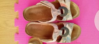 2 pares sandalias piel beige y multicolor