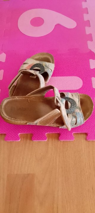 2 pares sandalias piel beige y multicolor