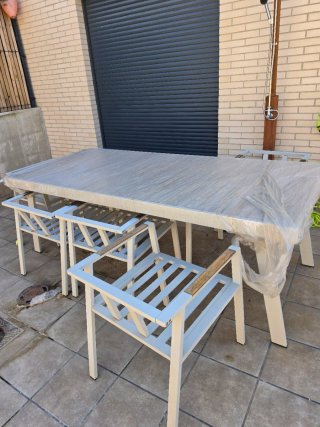 Mesa de jardín con 6 sillas y cojines