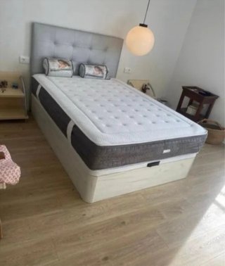 Cama matrimonial con colchon color blanco
