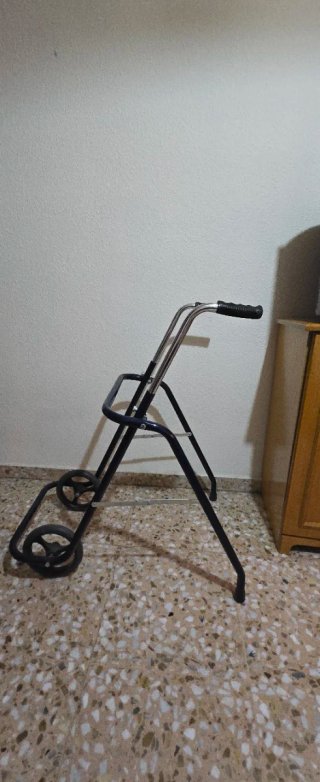 Andador geriátrico con ruedas