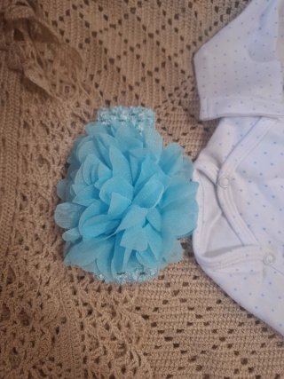 Conjunto bebé body y babero lunares.