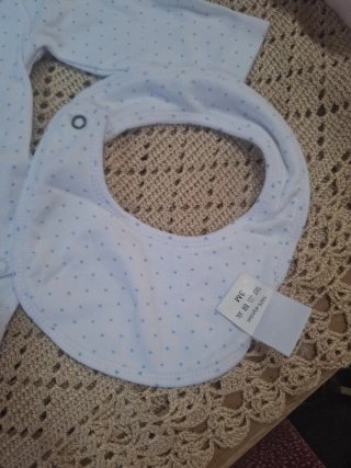 Conjunto bebé body y babero lunares.