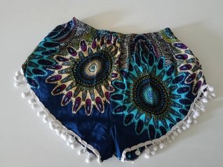 Shorts con estampado mandala y pompones
