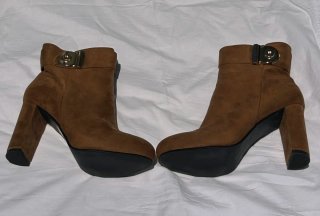 Botines Marrones con Hebilla Dorada