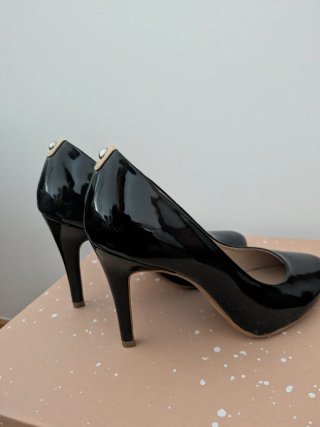 Zapatos de tacón charol negros