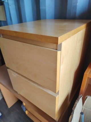 Mesita de noche de madera