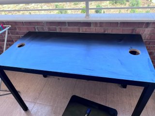 Mesa de ordenador negra y azul