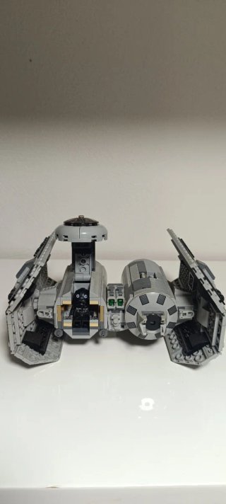 Nave de construcción gris y negra De lego