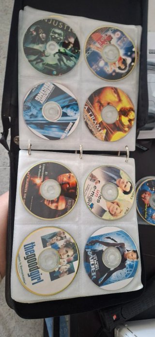 Estuche con 101 Películas y series DVD