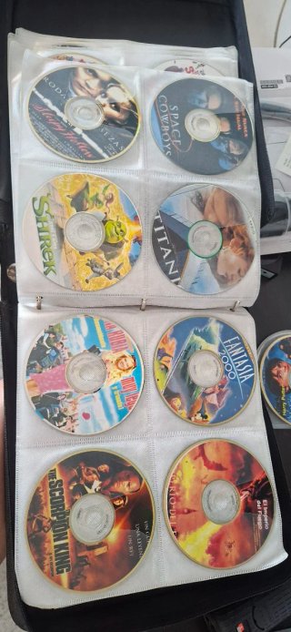 Estuche con 101 Películas y series DVD