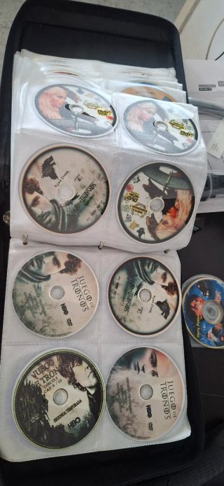 Estuche con 101 Películas y series DVD