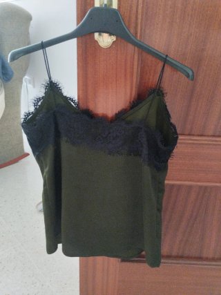 Top tirantes encaje negro y verde militar