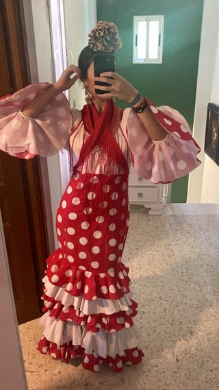 Traje de flamenca rojo y rosa