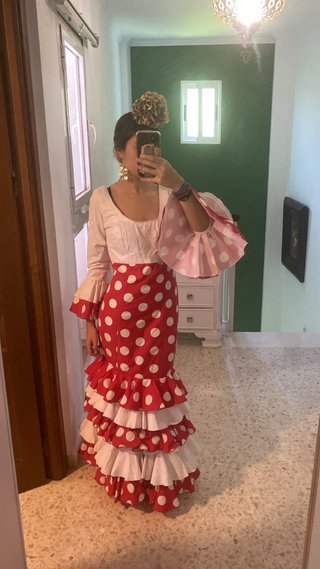 Traje de flamenca rojo y rosa