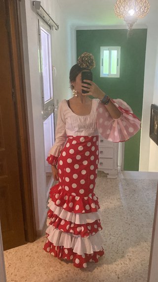 Traje de flamenca rojo y rosa