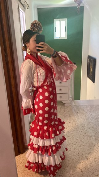 Traje de flamenca rojo y rosa