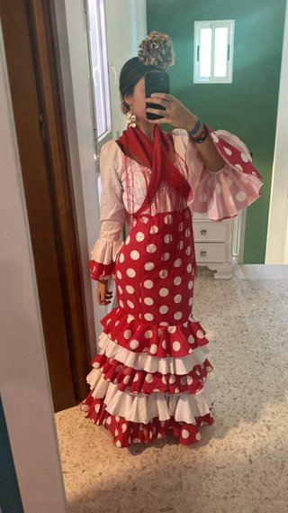 Traje de flamenca rojo y rosa