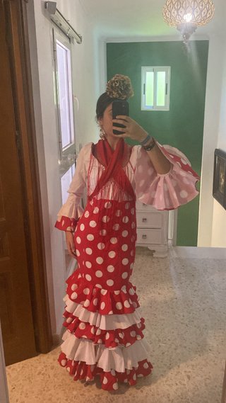 Traje de flamenca rojo y rosa