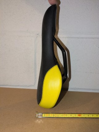 Sillín de bicicleta negro y amarillo