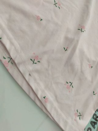 Top rosa con flores manga larga