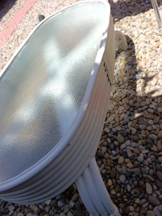 Mesa auxiliar ovalada blanca y cristal