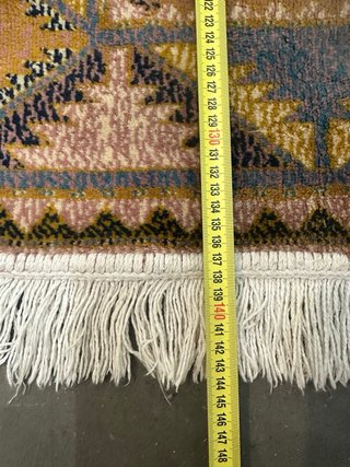 Alfombra de tela beige y marrón