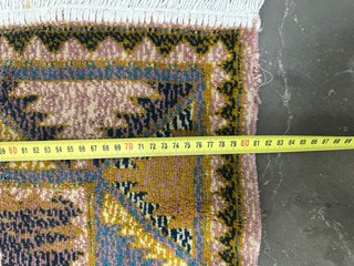 Alfombra de tela beige y marrón