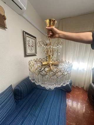 Lámpara colgante dorada versátil.