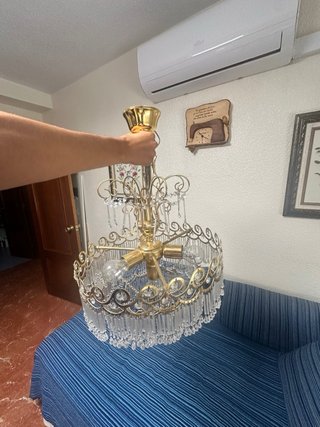 Lámpara colgante dorada versátil.