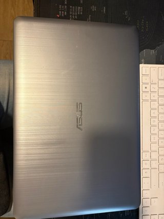 Portatil ASUS con Funda portátil gris HSEOK