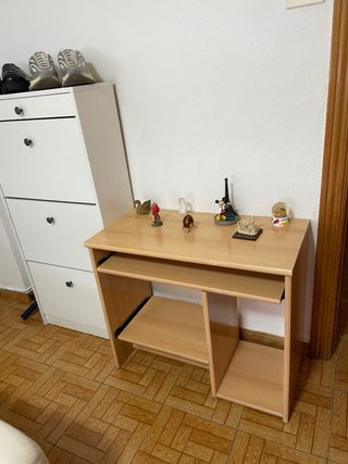 Escritorio de madera con bandeja