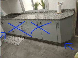 Módulos de cocina gris y blanco