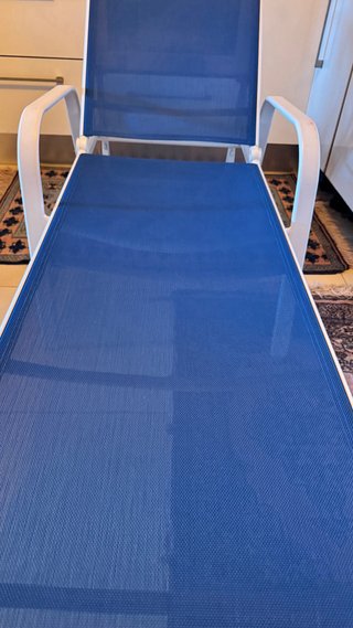 Cama plegable azul y blanca