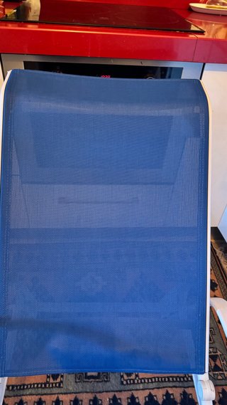 Cama plegable azul y blanca