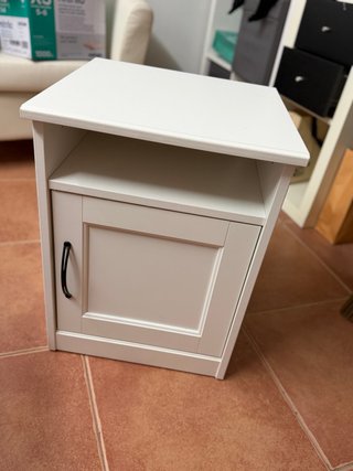 Mesita de noche blanca con puerta